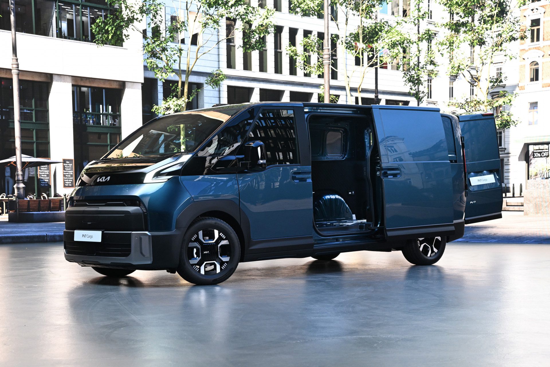 Kia PV7 Cargo driekwart vooraanzicht met open deuren