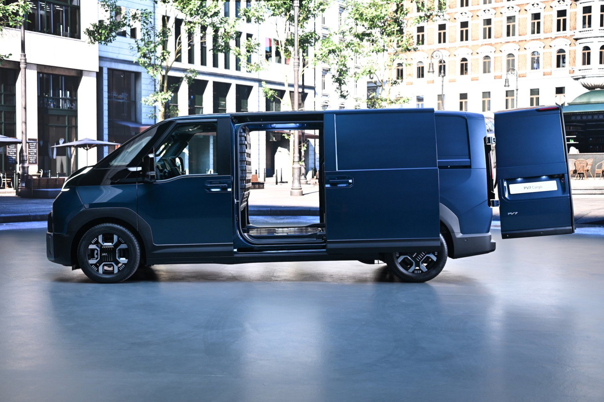 Kia PV7 Cargo zijaanzicht met open schuifdeur en achterdeur