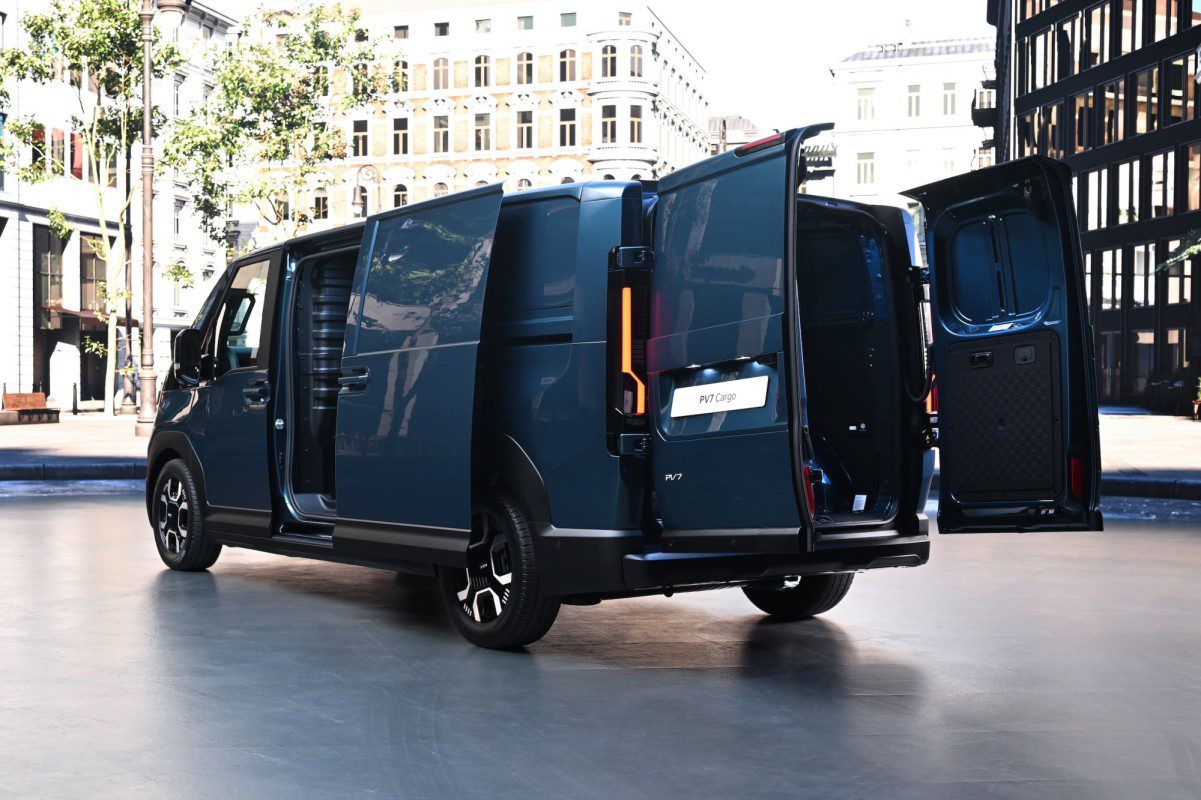 Kia PV7 Cargo met schuifdeur en achterdeuren open