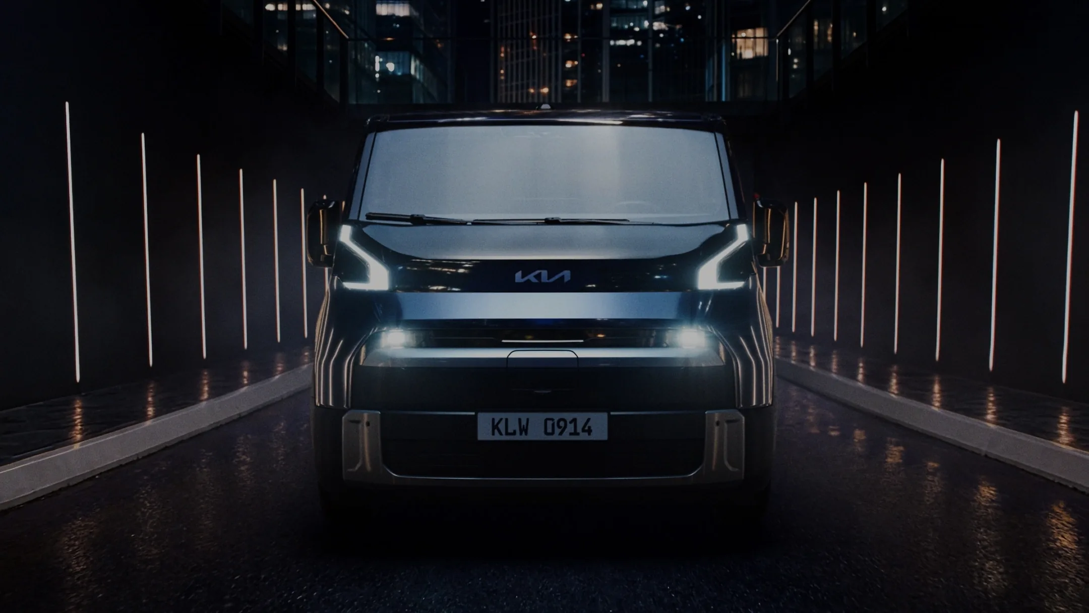 Kia PV7 vooraanzicht bij nacht